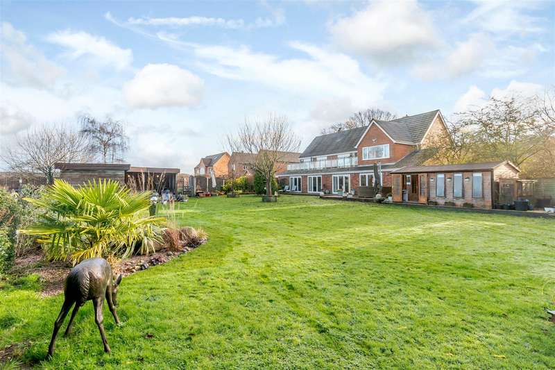 5-bedroom-detached-house-for-sale-in-earls-common-road-stock-green