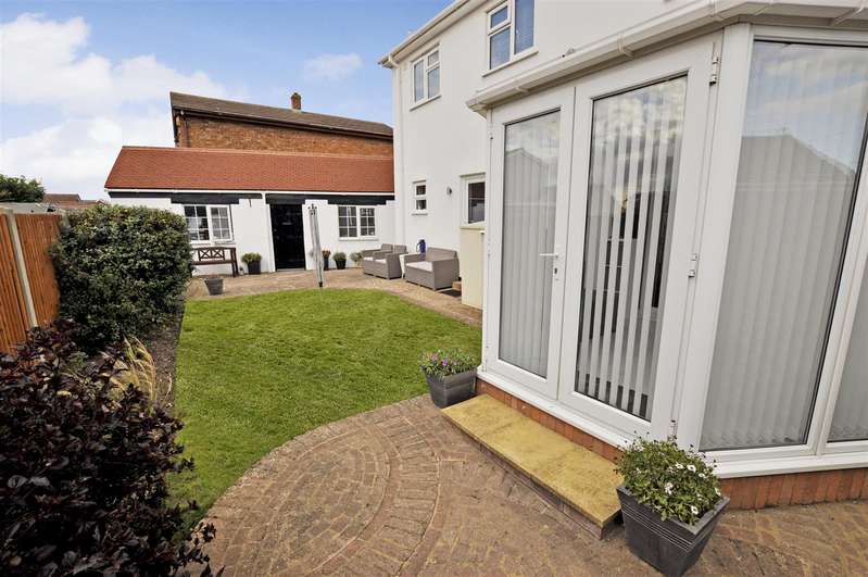 3 Bedroom Detached House For Sale In Gainsborough Avenue, Canvey Island