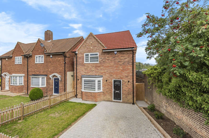 3 Bedroom Detached House For Sale In Milverton Way, London SE9