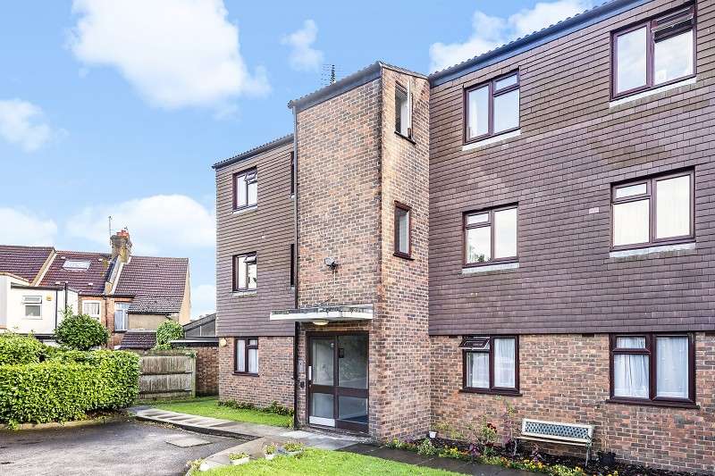 2 Bedroom Flat For Sale In Whitchurch Lane, Edgware, HA8