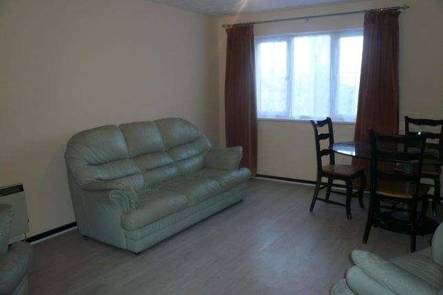 2 Bedroom Flat To Rent In King Arthur Court, Cheshunt, Waltham Cross, EN8