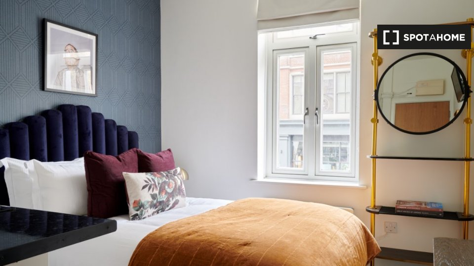 Studio To Rent In St John St, EC1V