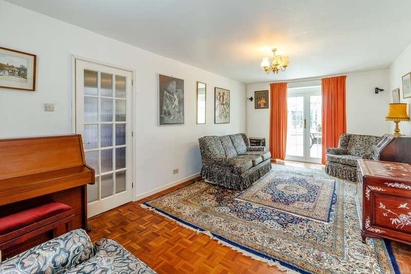 4 Bedroom Detached House For Sale In Charts Close, Cranleigh, GU6