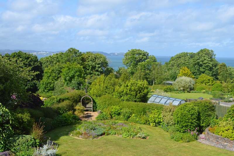 4 Bedroom Detached House For Sale In The Chantry, Road