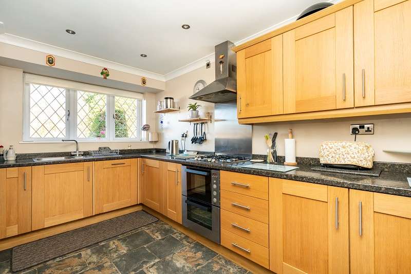 3 Bedroom Link Detached House For Sale In Upper Northam Road, Hedge End