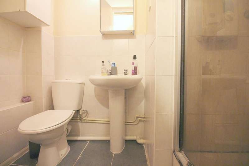 Flat To Rent In Whitehall Road, Uxbridge, UB8