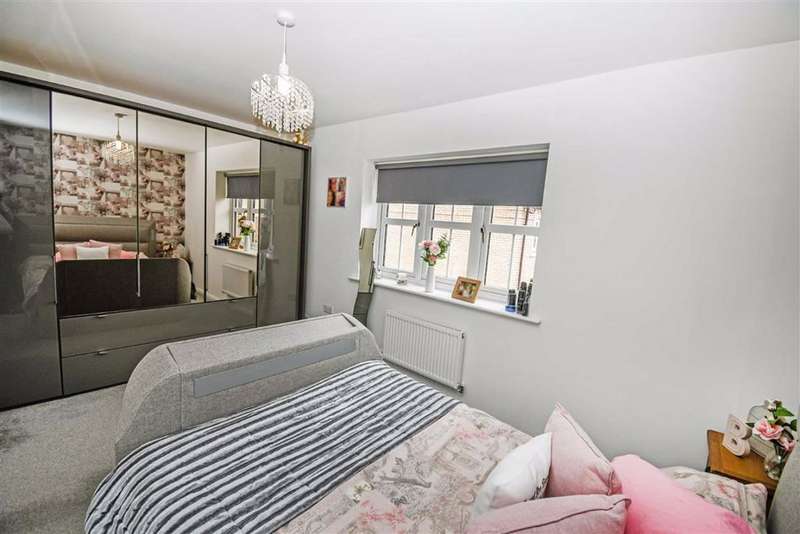 On Houses Kingswood Bedroom 3 Rent To Hull