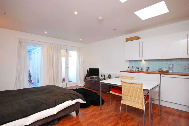 Flat To Rent In Battersea High Street, Clapham Junction, SW11