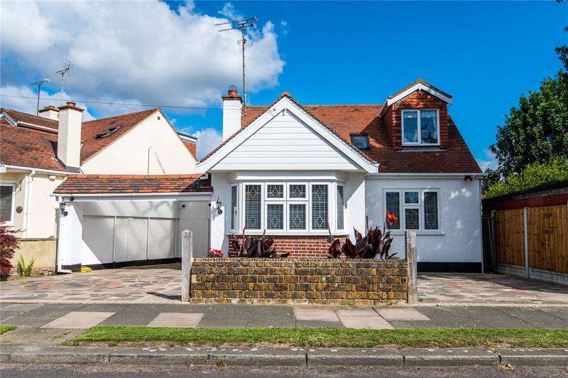Houses for sale & to rent in SS2 5LU, Bournemouth Park