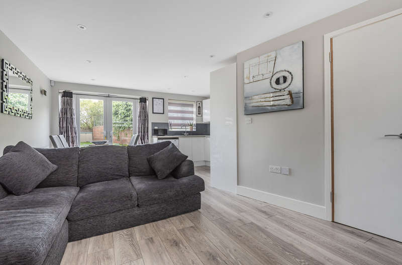 3 Bedroom Detached House For Sale In Milverton Way, London SE9