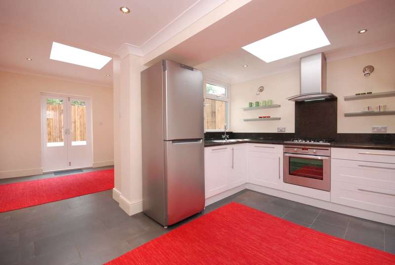 4 Bedroom House To Rent In Holly Park Road, Friern Barnet, N11