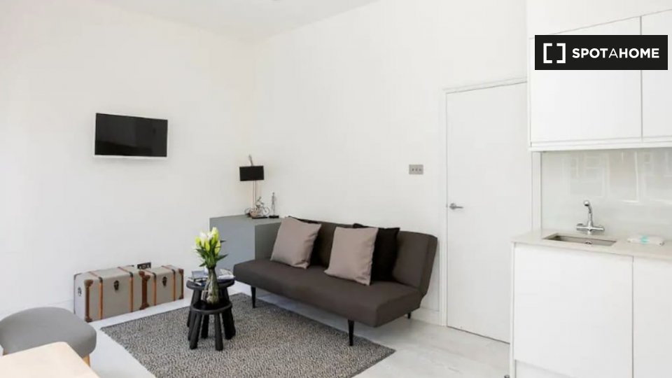 2 Bedroom Flat To Rent In Comeragh Rd, Hammersmith, London, UK, W14