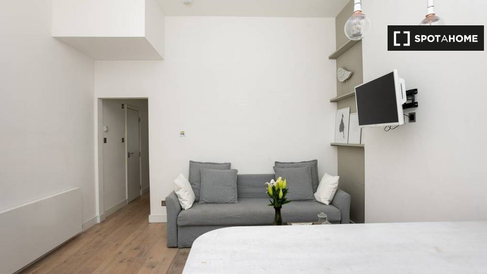 2 Bedroom Flat To Rent In Comeragh Rd, Hammersmith, London, UK, W14