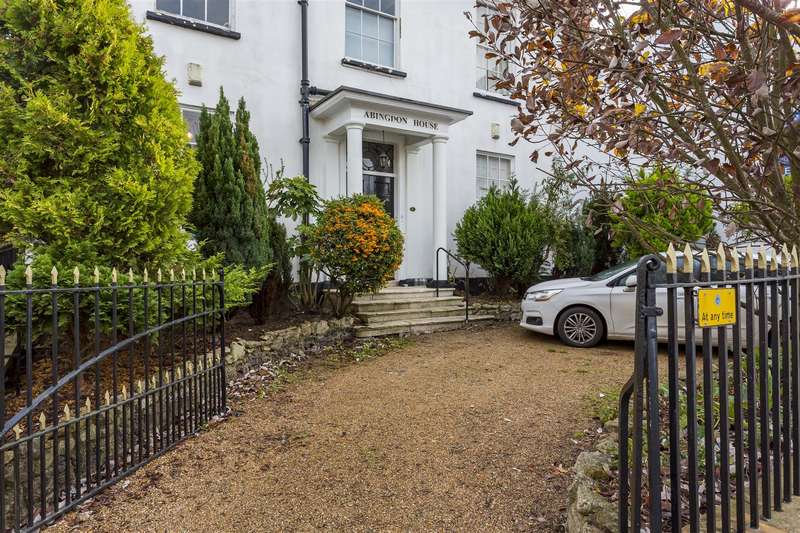 3 Bedroom Flat For Sale In High Street, West Malling, ME19