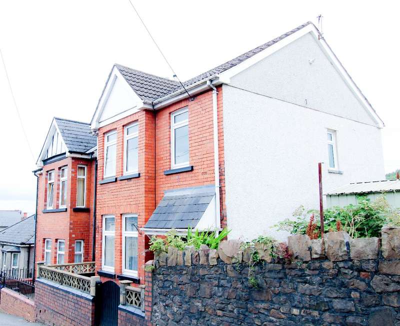 3 Bedroom SemiDetached House For Sale In Ivydene, Grove Road