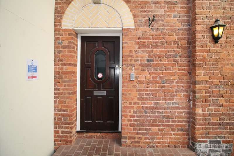 3 Bedroom Flat To Rent In 1 The Courtyard St Annes's Well, EX4