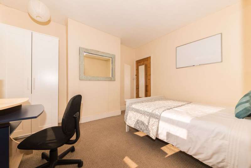 4 Bedroom House To Rent In York Road, Canterbury, CT1