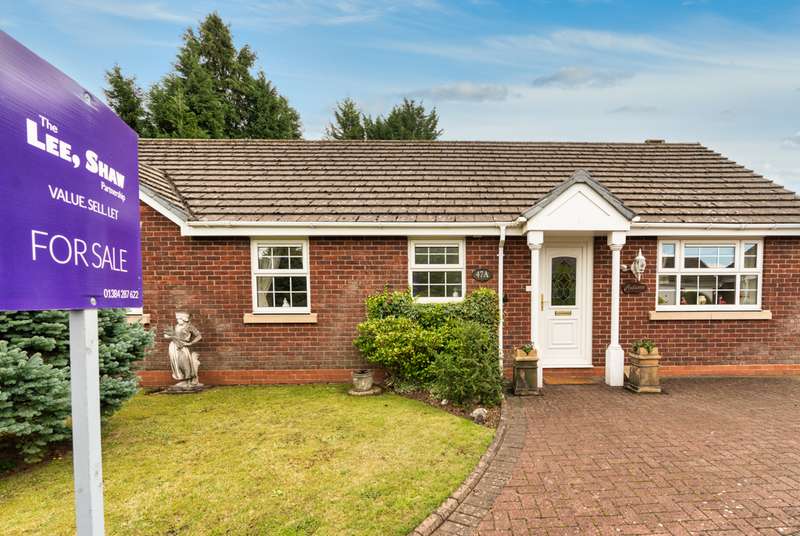 3 Bedroom Property For Sale In 'autumn' Moss Grove, Kingswinford, DY6