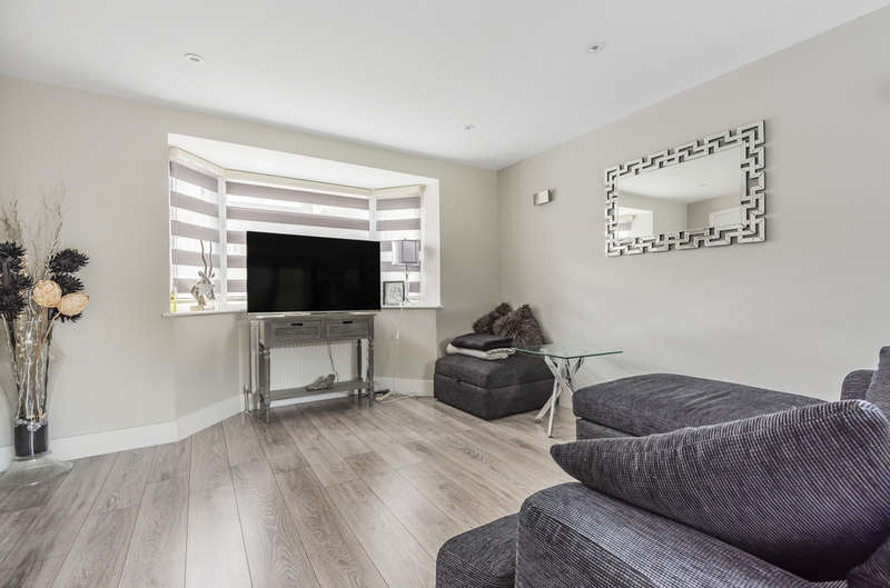 3 Bedroom Detached House For Sale In Milverton Way, London SE9