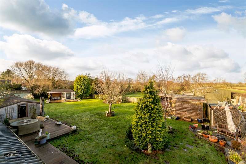 5-bedroom-detached-house-for-sale-in-earls-common-road-stock-green