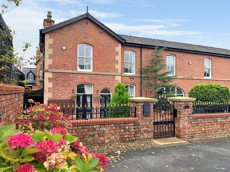 2 Bedroom Mews House For Sale In Kingswood Park, Birkdale, Southport, PR8