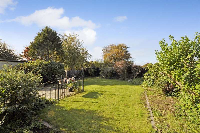 4 Bedroom Detached Property For Sale In Church Parade, Canvey Island, SS8