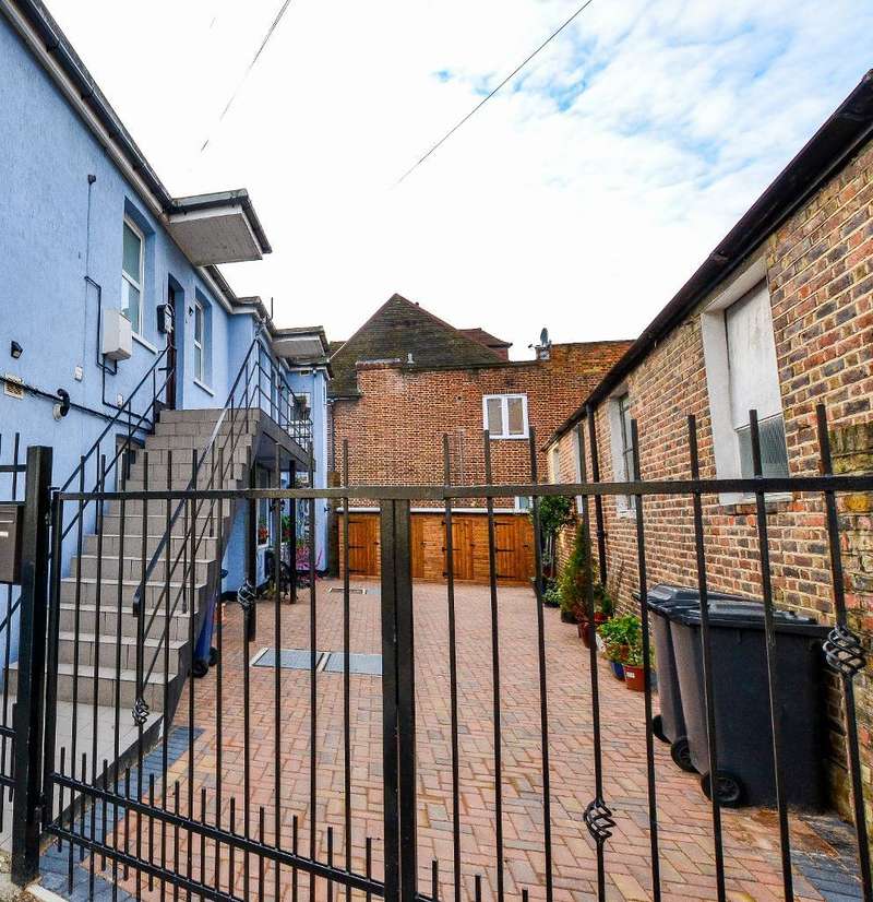 2 Bedroom Flat For Sale In Cricklewood Lane, Childs Hill, London, NW2