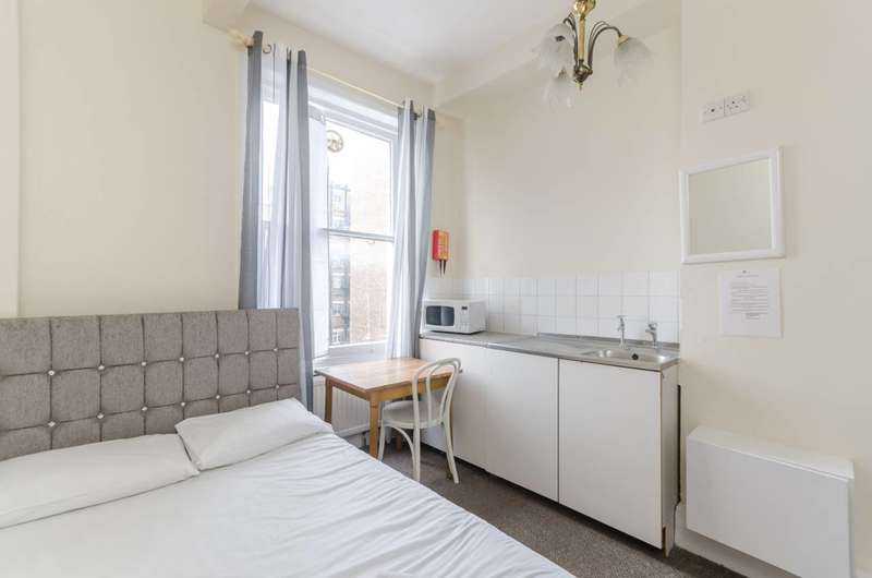 Flat To Rent In Castletown Road, Barons Court, W14