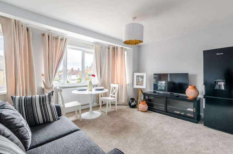 2 Bedroom Flat To Rent In Roslyn Close, Merton, CR4