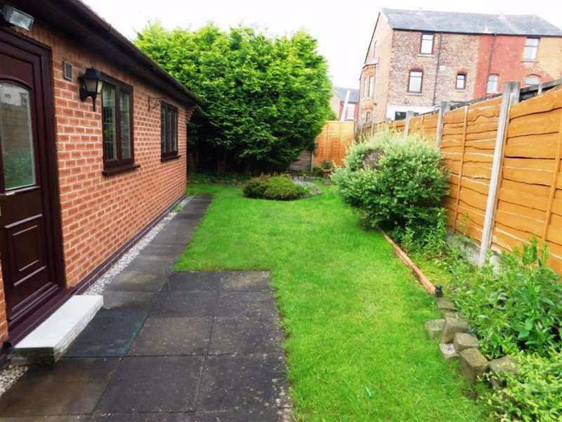 2 Bedroom Bungalow To Rent In Chatsworth Close, Droylsden, Manchester, M43
