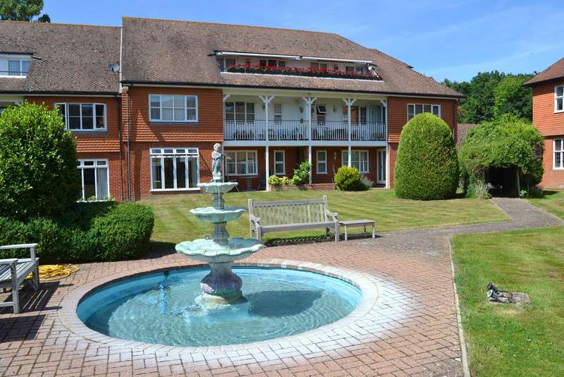 2 Bedroom Apartment Flat For Sale In Leigh Corner, Cobham, KT11