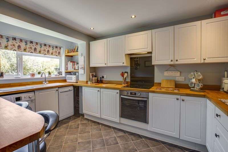 3 Bedroom House For Sale In Sharland Close, Grove Wantage OX12