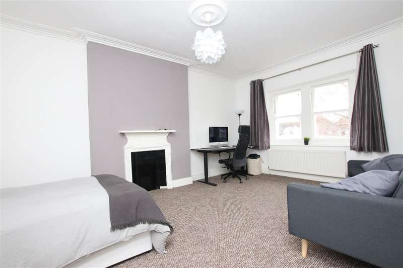 3 Bedroom Flat To Rent In Downleaze, Stoke Bishop, Bristol, BS9