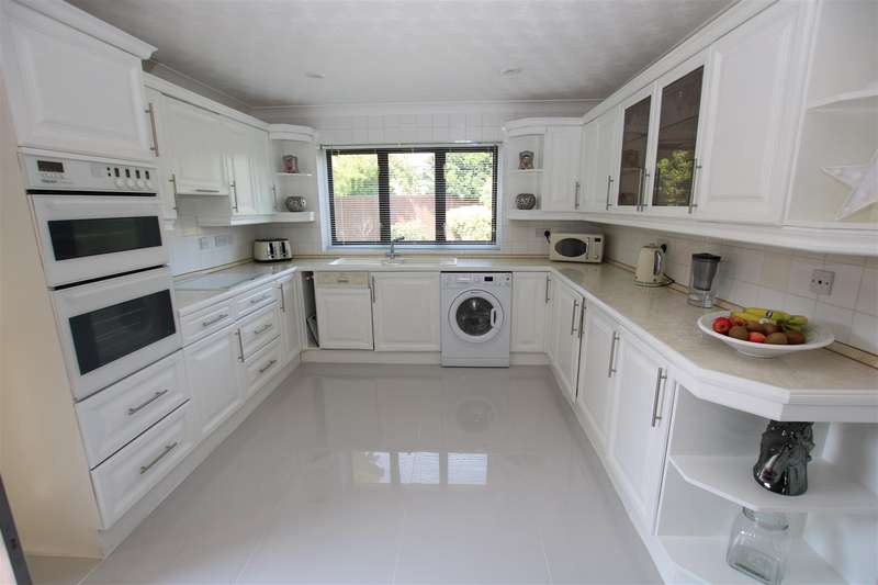 3 Bedroom Detached Bungalow For Sale In Ancaster Drive, Sleaford, NG34