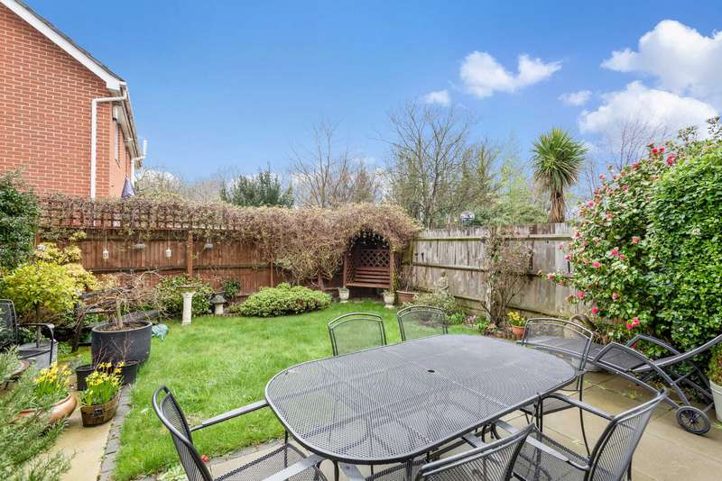 4 Bedroom End Of Terrace House For Sale In Hailing Mews, 21 Wendover