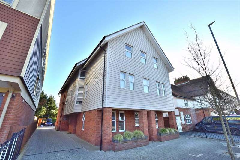 2 Bedroom Flat To Rent In Lymington Road, Highcliffe, BH23