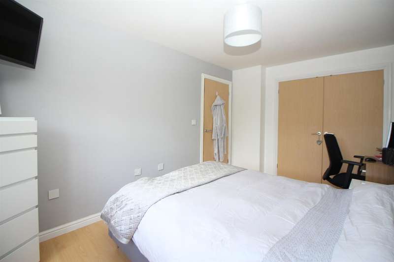 2 Bedroom Flat For Sale In Yukon Road, Broxbourne, EN10