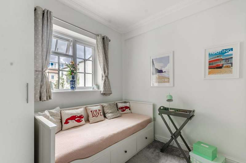 2 Bedroom Flat For Sale In Graham Avenue, Mitcham, CR4