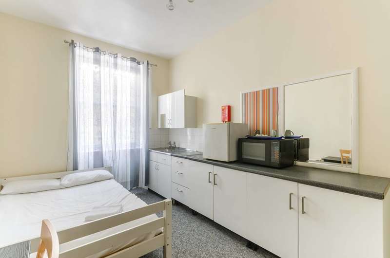 Flat To Rent In Castletown Road, Barons Court, W14