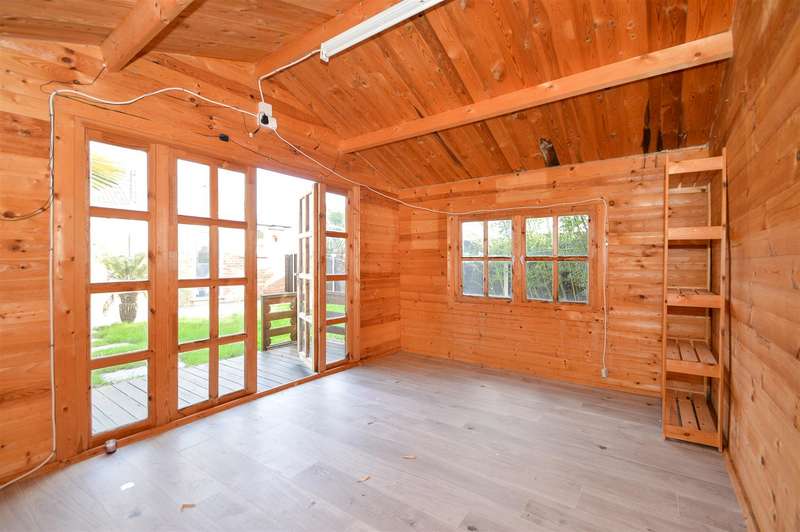 4 Bedroom Semi Detached For Sale In Courtlands, Teston, Maidstone, ME18